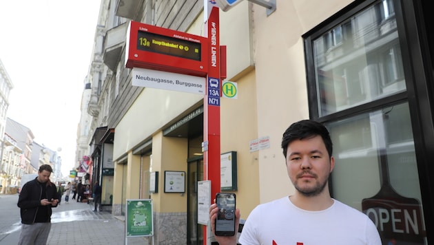 Archiekt Christian Schwarzwimmer kämpft mit einer Petition gegen die neuen Öffi-Säulen (Bild: Martin Jöchl)