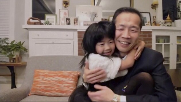Regisseur Lee Isaac Chung wird von seiner Tochter umarmt. Sein Film „Minari“ wurde als bester nicht-englischsprachiger Film ausgezeichnet. (Bild: 2021 NBCUniversal Media, LLC)