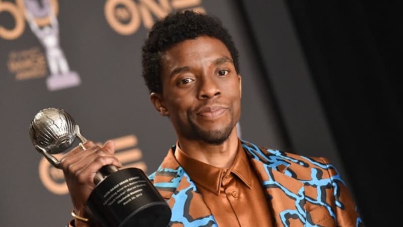 Der vergangenes Jahr verstorbene Schauspieler Chadwick Boseman bei der Verleihung der NAACP Image Awards 2019. (Bild: APA/AFP/Lisa O'CONNOR)