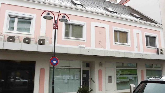 Die Schilder der Commerzialbank sind an der einstigen Zentrale in Mattersburg bereits verschwunden. Die Räumlichkeiten waren nur gemietet. Das Inventar wird erst versteigert. (Bild: Judt Reinhard)