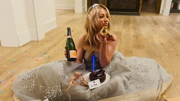 Kaley Cuoco begoss ihre Golden-Globes Niederlage mit Champagner und futterte Pizza und Torte zum Trost. (Bild: instagram.com/kaleycuoco)