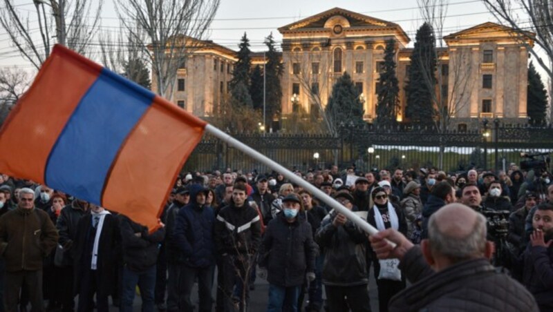 Demonstranten vor dem Parlament in der armenischen Hauptstadt Jerewan (Bild: APA/AFP/Karen MINASYAN)