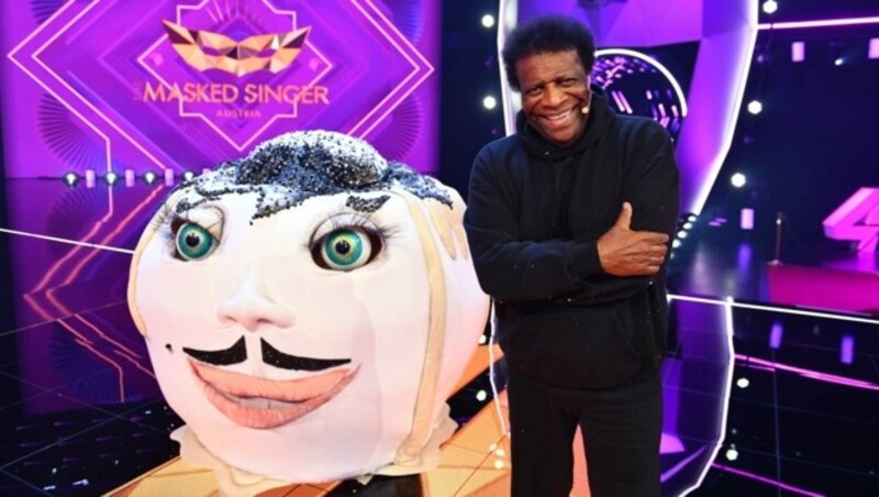 Roberto Blanco musste in Show 3 von „The Masked Singer Austria“ sein Germknödel-Kostüm lüften. (Bild: ProSiebenSat.1 PULS 4/Willi Weber)