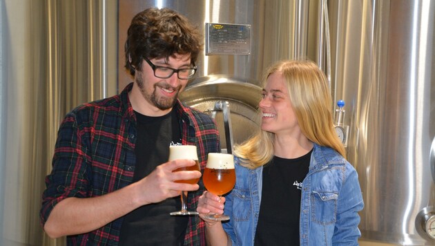 Gabriel Manahl und Julia Roth aus Deutsch Jahrndorf produzieren derzeit vier Biere. (Bild: Golser Bier)