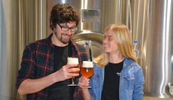 Gabriel Manahl und Julia Roth aus Deutsch Jahrndorf produzieren derzeit vier Biere. (Bild: Golser Bier)