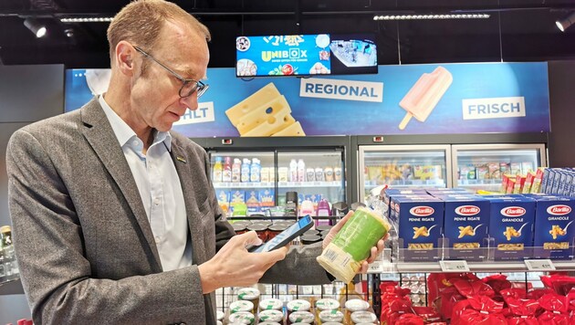 Unimarkt-Chef Andreas Haider beim Testlauf in Enns: Die Produkte scannt er mit dem Smartphone, bezahlt wird in der App. (Bild: Barbara Kneidinger)