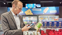 Unimarkt-Chef Andreas Haider beim Testlauf in Enns: Die Produkte scannt er mit dem Smartphone, bezahlt wird in der App. (Bild: Barbara Kneidinger)