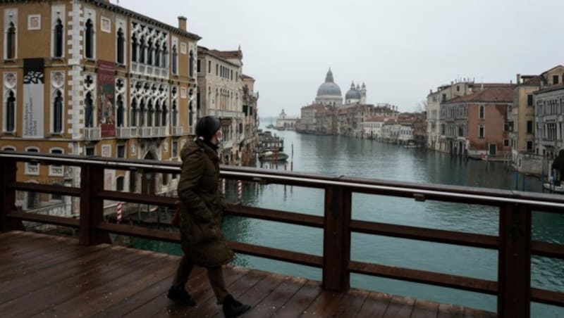 Die sonst so belebte Stadt wirkt wie ausgestorben ... (Bild: Marco Bertorello / AFP)