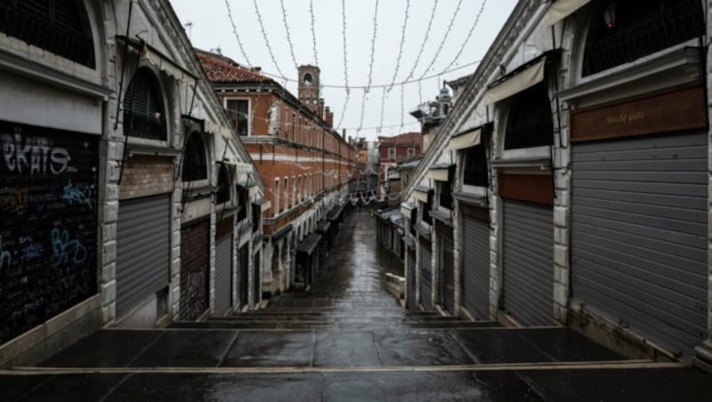 Geschlossene Geschäfte auf der Rialto Brücke (Bild: Marco Bertorello / AFP)