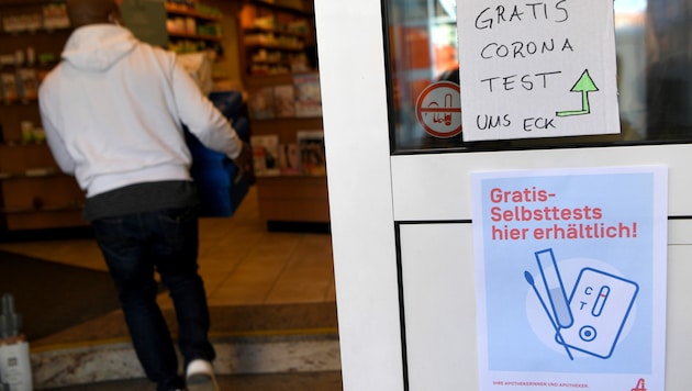 Ein Hinweis auf kostenlos erhältliche Covid-19-Antigen-Heimtests an einer Apotheke in Wien (Bild: APA/Roland Schlager)