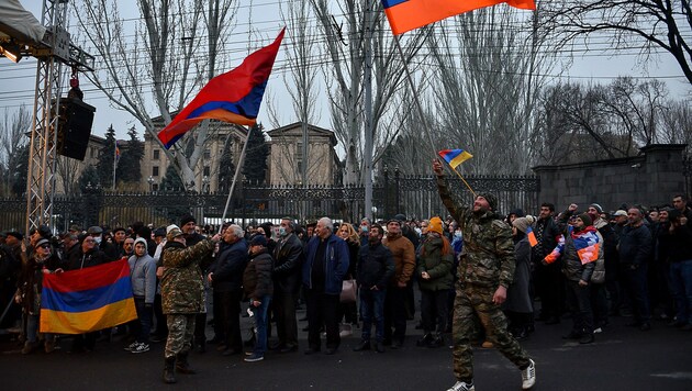 Regierungsgegner in der armenischen Hauptstadt Jerewan (Bild: APA/AFP/Karen MINASYAN)