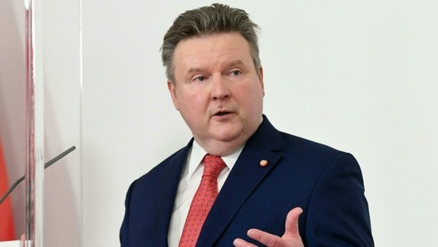 Wiens Bürgermeister Michael Ludwig (SPÖ): Von ihm ging die Initiative für die Lockdown-Verlängerung aus. (Bild: APA/HELMUT FOHRINGER)