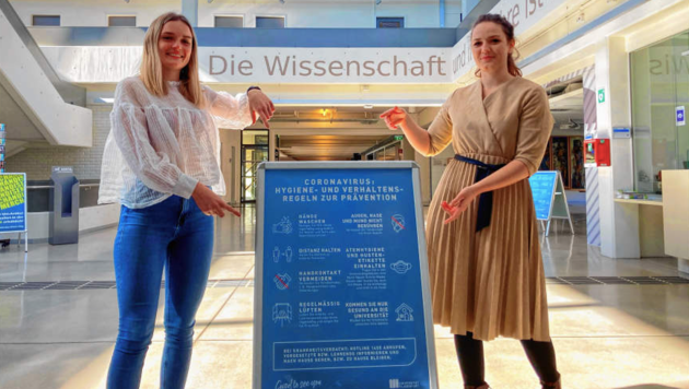 Die Wissenschaft ist auch in Corona-Zeiten wichtig. Alexandra und Miriam wären über Vorlesungen im Freien froh. (Bild: Tragner Christian)