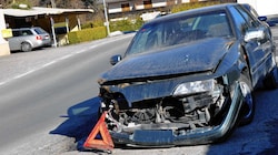 Seit dem Unfall im Dezember des Vorjahres steht das Autowrack mit spanischem Kennzeichen auf einem Grund in der Gemeinde Schiefling am Wörthersee. Anrainer fordern, dass der Schandfleck endlich entfernt wird. (Bild: Sobe Hermann)