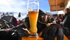 Eine „Halbe“ kostet bei einem Gastronomiebetrieb in Obertauern 8,50 Euro! (Bild: APA/BARBARA GINDL)