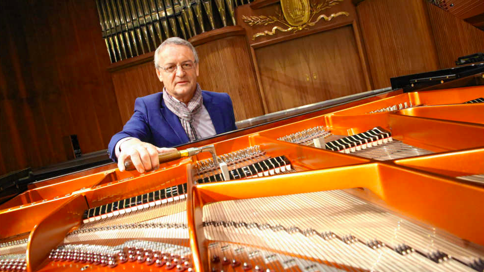Klaviermachermeister Hugo Menzel wird einen gebrauchten Flügel für die Musikschule suchen - und gut verhandeln. (Bild: Evelyn Hronek)