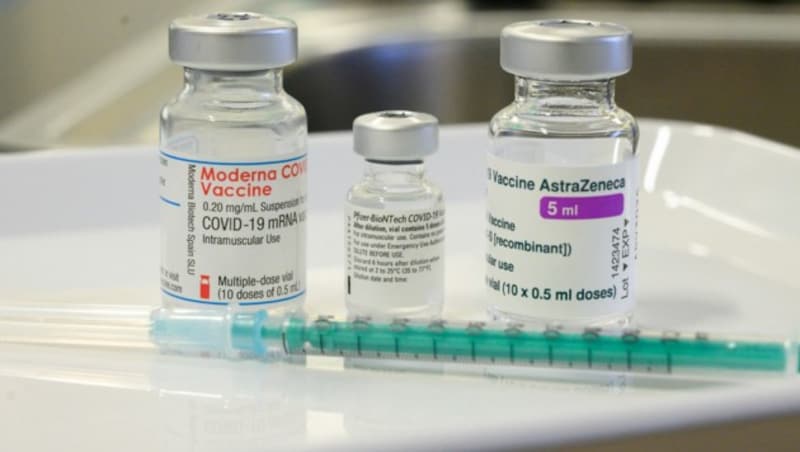 Von links nach rechts: Die Impfstoffe von Moderna, Biontech/Pfizer und AstraZeneca (Bild: AFP/Thomas Kienzle)