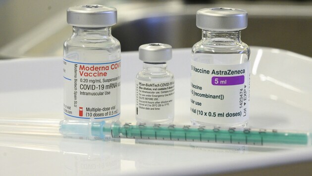 Von links nach rechts: Die Impfstoffe von Moderna, Biontech/Pfizer und AstraZeneca (Bild: AFP/Thomas Kienzle)
