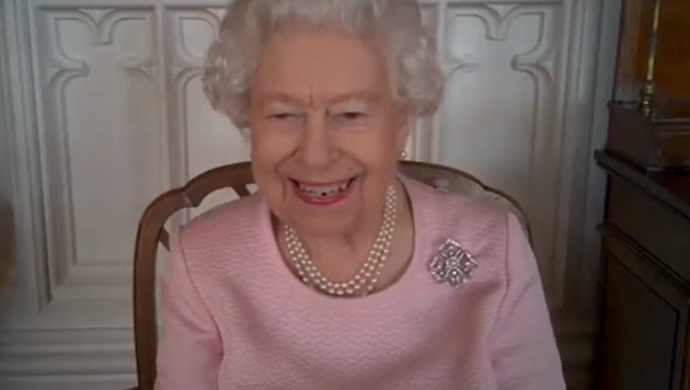 Queen Elizabeth lachte und scherzte über eine Statue von sich, die in Australien steht. (Bild: twitter.com/theroyalfamily)