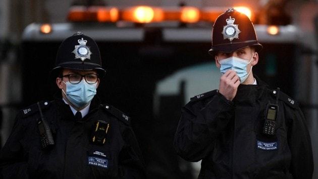 Die Polizei in London hat die Nase voll von Corona-Sündern, die die Beamten selbst gefährden. (Bild: AFP )