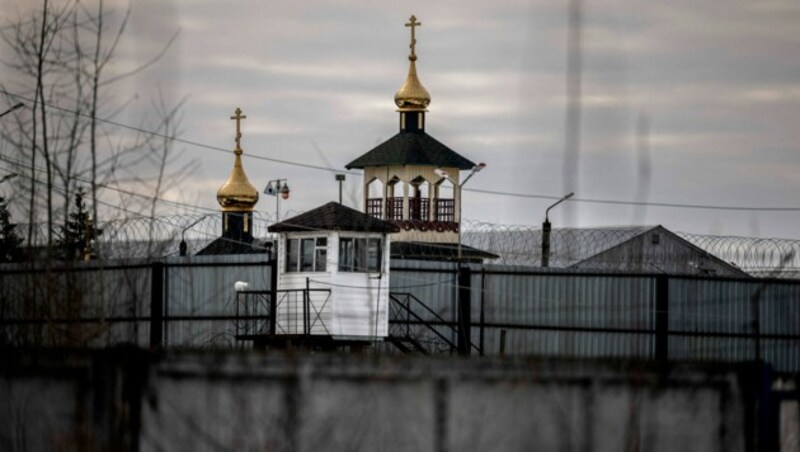 Hinter diesem Zaun mit Stacheldraht ist Nawalny derzeit inhaftiert. (Bild: APA/AFP/Dimitar DILKOFF)