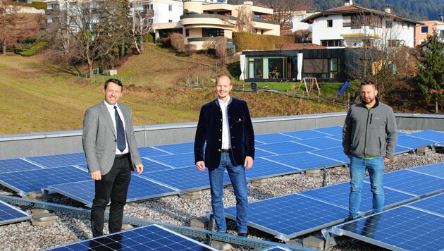 Erst kürzlich bekam auch das Dach der Volksschule in Arzl eine Fotovoltaikanlage. Weitere Projekte sind in Planung. (Bild: René Wex)