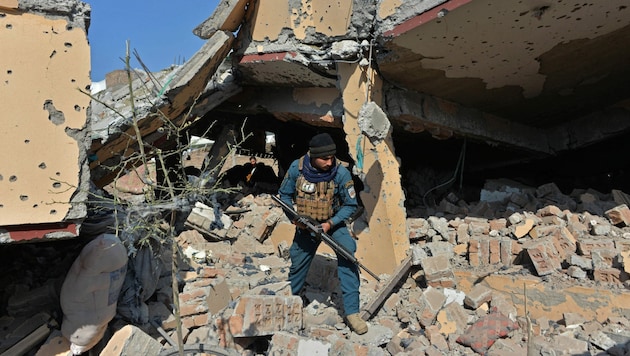 Zerstörtes Haus in Jalalabad (Bild: APA/AFP/NOORULLAH SHIRZADA)