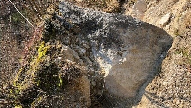 Dieser 10-Tonnen-Fels aus Kalkstein bedroht die Bergrettungszentrale in Gmunden. Er muss deshalb am Donnerstag gesprengt werden. (Bild: BRD Gmunden/Daniel Ebner)