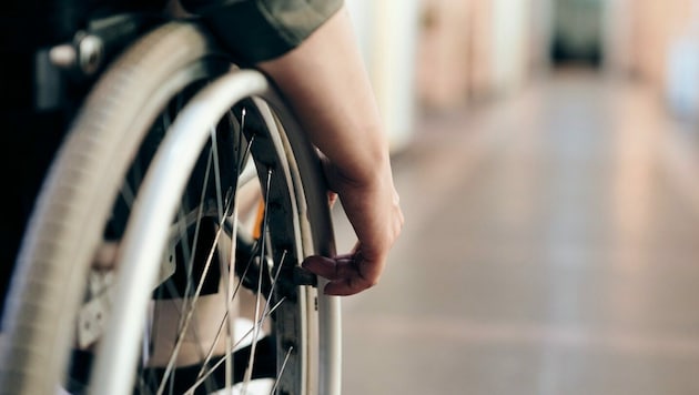 Nach einem Unfall im Rollstuhl: Versicherungen nehmen auf ältere Menschen kaum Rücksicht. (Bild: Marcus Aurelius/Pexels)