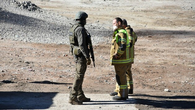 Cobra und Feuerwehrmänner im Einsatz (Bild: zoom.tirol)