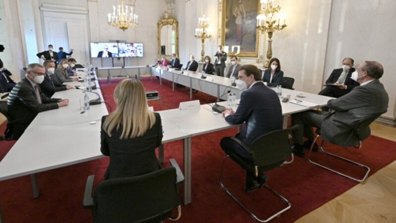 (von links vorne), Wirtschaftsministerin Margarete Schramböck, Bundeskanzler Sebastian Kurz und Forschungsminister Heinz Faßmann (alle ÖVP) anlässlich eines Round Table mit Vertretern österreichischer Pharmaunternehmen und Wissenschaftler zum Thema Impfstoff-Forschung und Produktion. (Bild: APA/HANS PUNZ)