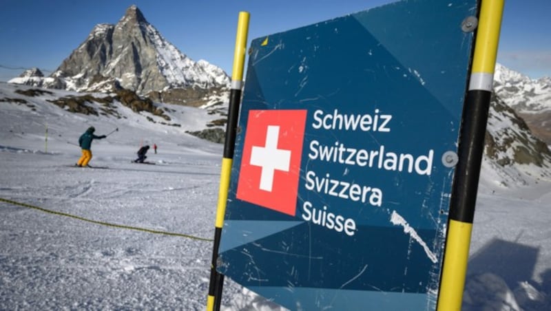 Die Schweiz listet Österreichs Bundesländer teilweise als Risikogebiete - das bedeutet zehn Tage Quarantäne bei Einreise. (Bild: AFP/Fabrice COFFRINI)