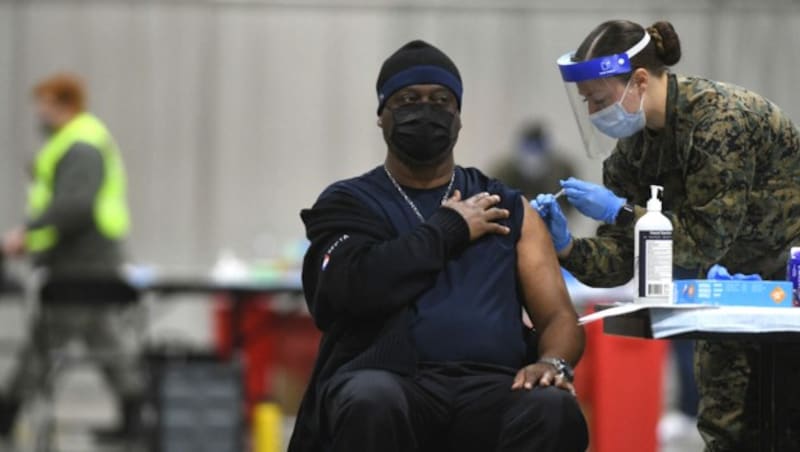 Impfung gegen das Coronavirus in Philadelphia (Bild: APA/Getty Images via AFP/GETTY IMAGES/Mark)