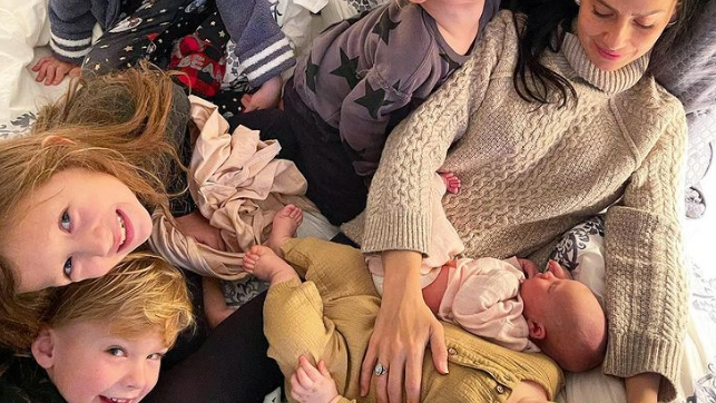 Alec und Hilaria Baldwin haben miteinander nun sechs Kinder. Das jüngste Kind, Töchterchen Lucia, wurde nur fünf Monate nach Brüderchen Eduardo geboren. (Bild: www.instagram.com/hilariabaldwin)