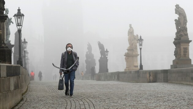 Die Pandemie-Aussichten in Tschechien sind weiterhin düster. Die Regierung hat nun den Lockdown weiter verschärft, um die Infektionszahlen in den Griff zu bekommen. (Bild: AP/Petr David Josek)