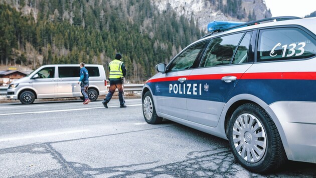 Polizei und Bundesheer kontrollieren die Ausreisenden ab Montag. (Bild: EXPA / APA / picturedesk.com)
