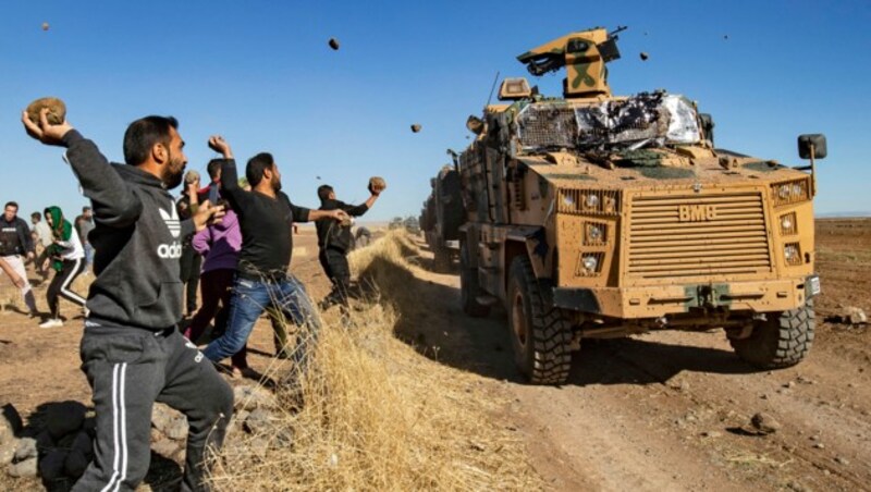 Kurden demonstrieren im Nordosten Syriens gegen den Einmarsch von türkischen Streitkräften. (Bild: AFP)