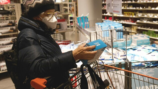Millionen FFP2-Masken von Hygiene Austria werden über Supermärkte vertrieben. (Bild: AFP )