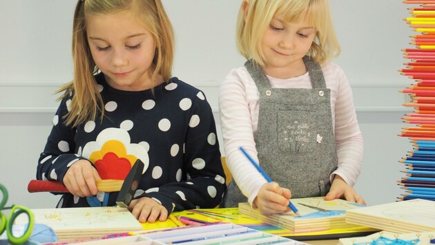 Auch diese Mädchen haben im „Homeoffice“, dem Kinderzimmer, das Zeichnen entdeckt (Bild: Gabriele Moser)