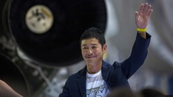 Die Welt scheint nicht genug - der Milliardär Yusaku Maezawa lädt zur Reise um den Mond. (Bild: AFP/DAVID MCNEW)