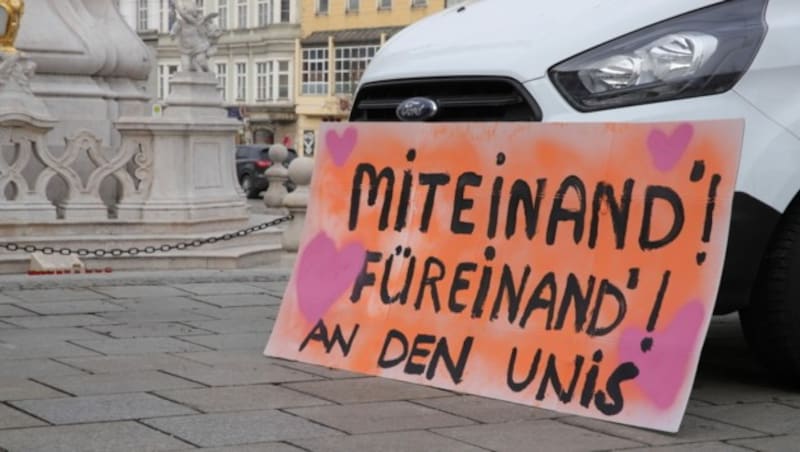 Auch in Linz wurde demonstriert. (Bild: APA/Elena Richtsfeld)