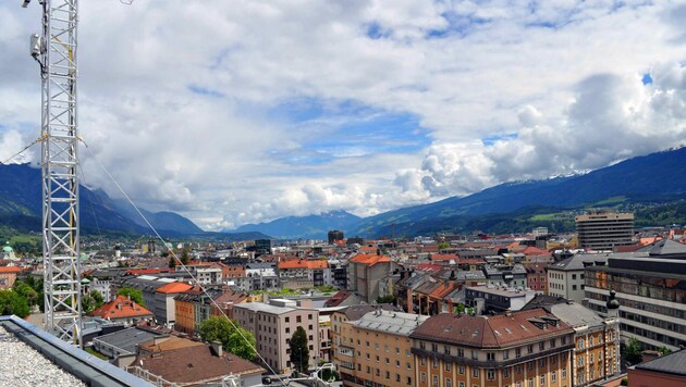 Das Innsbrucker Atmosphärenphysiklabor befindet sich auf dem Dach des Bruno-Sander-Hauses der Universität Innsbruck im Zentrum der Tiroler Landeshauptstadt. (Bild: Uni Innsbruck)