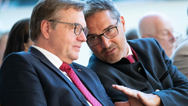 Südtirols Landeshauptmann Arno Kompatscher (rechts) im Gespräch mit Tirols Landeshauptmann Günther Platter (Bild: APA/EXPA/JOHANN GRODER)