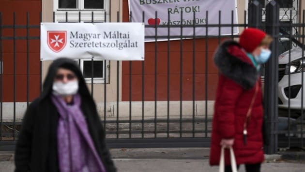 Die Maskenpflicht im Freien gilt weiterhin in Ungarn. (Bild: AFP)
