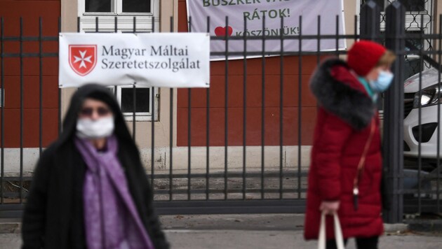 Die Maskenpflicht im Freien gilt weiterhin in Ungarn. (Bild: AFP)