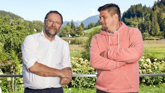 „Kitchen Impossible“ in Goldegg im Salzburger Pongau: Tim Mälzer (r.) und Sepp Schellhorn. (Bild: TVNOW/picture alliance/Simon Hausberger)