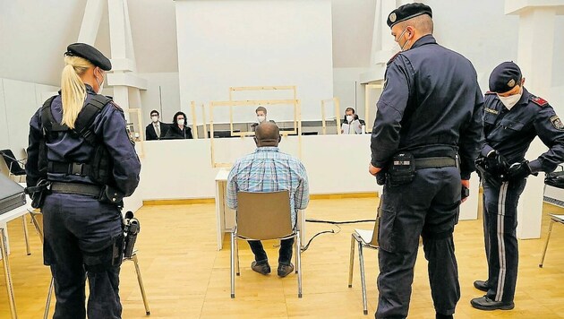 Der mehrfach vorbestrafte und in Strafhaft sitzende Angeklagte im Landesgericht Salzburg (Bild: Markus Tschepp)