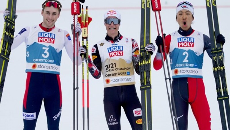 Von links: Jarl Magnus Riiber (NOR, 2. Platz), Johannes Lamparter (AUT, 1. Platz) und Akito Watabe (JPN, 3. Platz). (Bild: APA/GEORG HOCHMUTH)