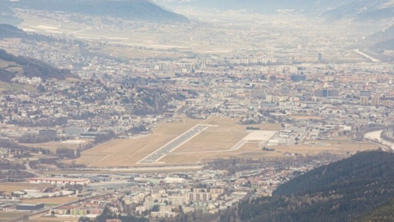 Entlang der zwei Kilometer langen Piste des Innsbrucker Flughafens starten nun die Arbeiten (Bild: Christian Forcher)