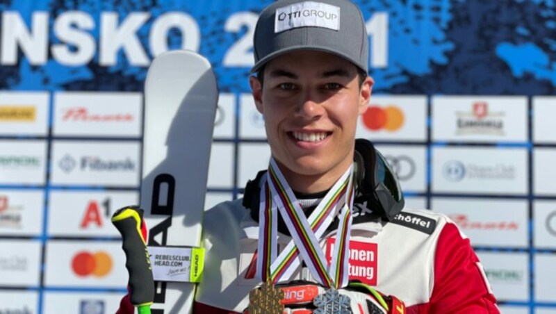 Lukas Feurstein mit seinen zwei Medaillen von Bansko. Mit RTL-Gold stieg er in große Fußstapfen... (Bild: ÖSV/Schrammel)